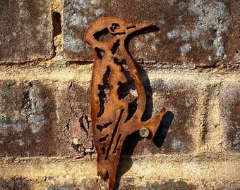 Großes rustikales Specht-Wandbild für Garten, Haus, Tor, Zaun oder Schuppen – ideal zum Aufhängen an einem rustikalen Vogelhäuschen aus Metall.