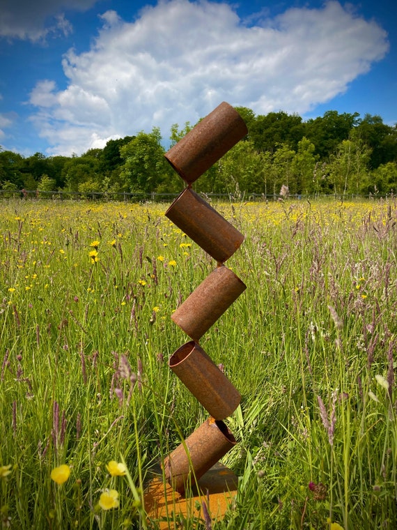 Rustikale, abstrakte Metallrohr-Außendekoration, moderne, schlichte Metall-Gartenkunst, Zaunaufsatz, Tor- oder Schuppenskulptur, Geschenk