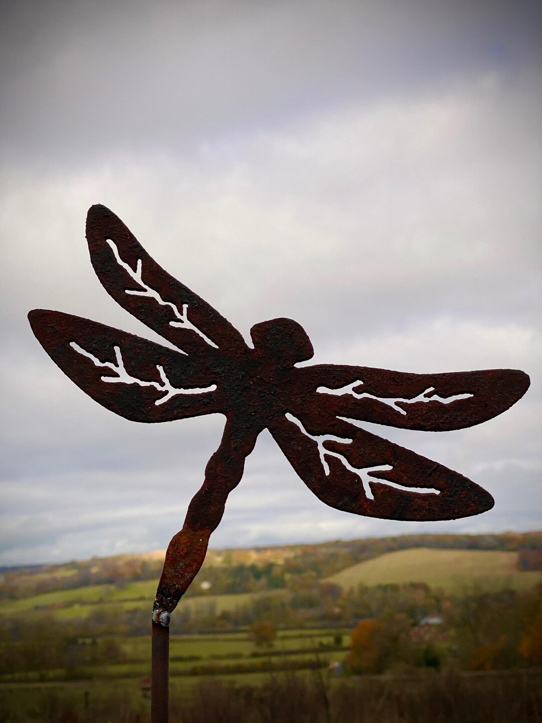 ANAX Metall Libelle Gartenstecker Deko – Outdoor Skulptur, 89,5 Cm, Handgefertigt, Fair Trade
