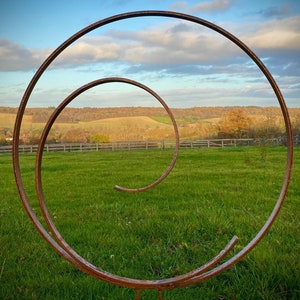 Exterior Rustic Garden Ring Swirl Curl Hoop Rusty Metal Garden Stake Yard Art  Centre Piece Flower Bed Sculpture  Idea  Gift