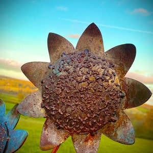 Exterior Rustic Bunch Of Sunflowers Flowers Rusty Metal Garden Stake Yard Art Centre Piece Flower Bed Sculpture Idea Gift image 3