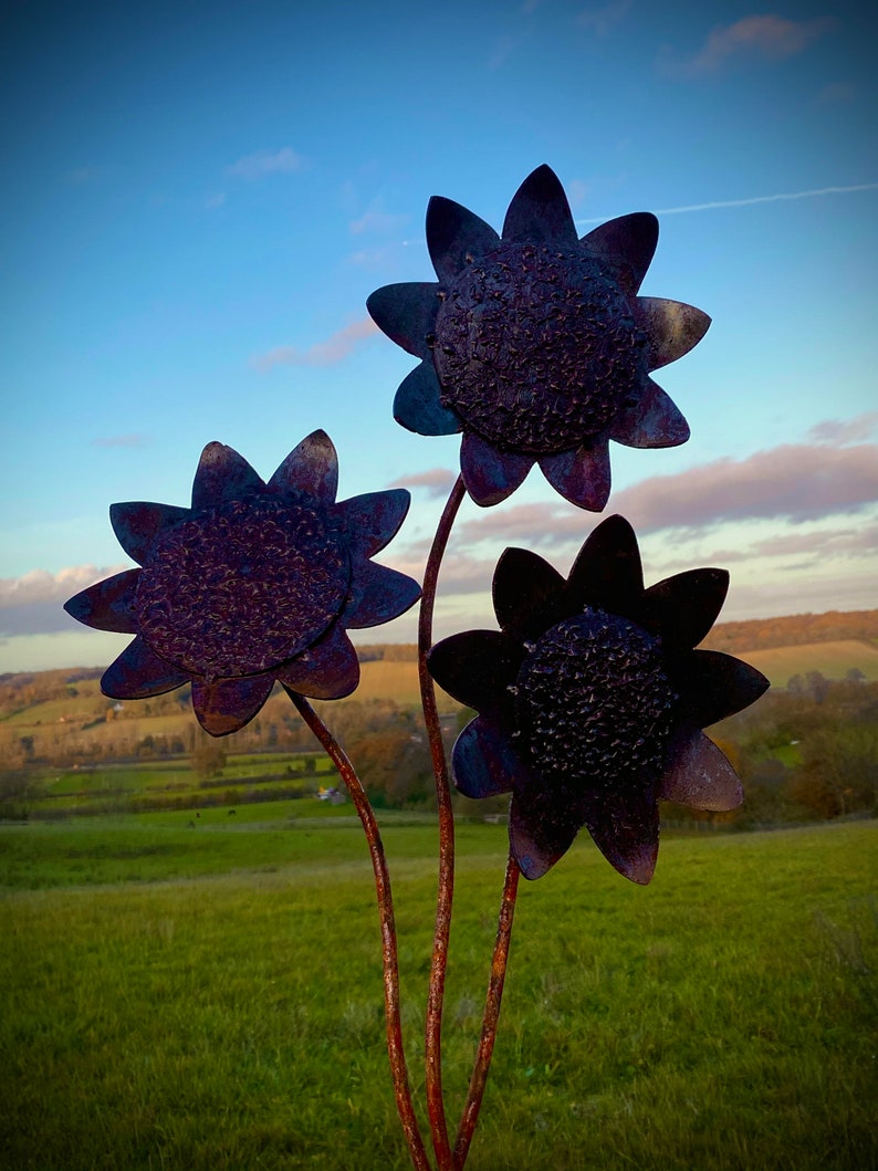 Exterior Rustic Bunch Of Sunflowers Flowers Rusty Metal Garden Stake Yard Art Centre Piece Flower Bed Sculpture Idea Gift image 2