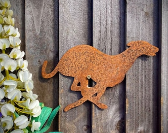 Escultura de arte de metal colgante con letrero de jardín rústico oxidado con diseño de perro Whippet, galgo o Lurcher corriendo.