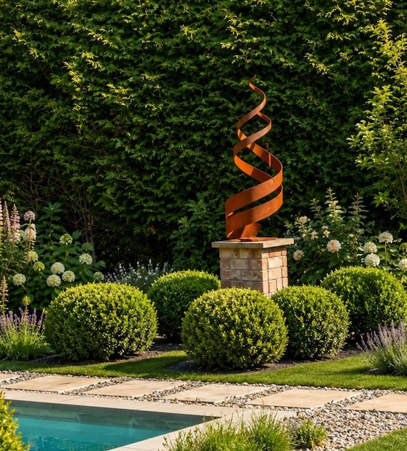 Großer, rustikaler Gartenstecker aus Metall mit spiralförmiger Feuerform, organisch anmutend, ideal als Dekoration für Gartenbeete oder als Geschenkidee