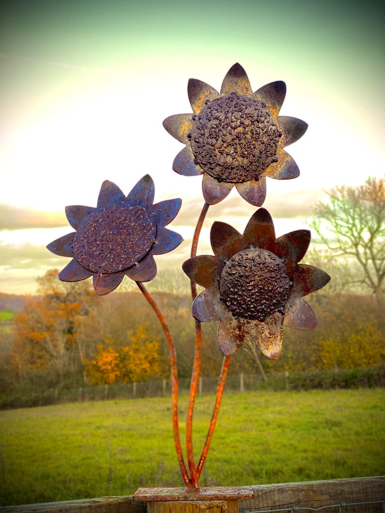 Exterior Rustic Bunch Of Sunflowers Flowers Rusty Metal Garden Stake Yard Art Centre Piece Flower Bed Sculpture Idea Gift image 1