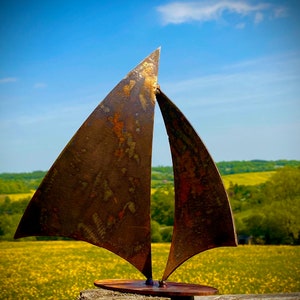 Escultura de vela de metal oxidado rústico mediano para jardín, patio, pared exterior, valla, regalo