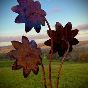 Exterior Rustic Bunch Of Sunflowers Flowers Rusty Metal Garden Stake Yard Art Centre Piece Flower Bed Sculpture Idea Gift image 4