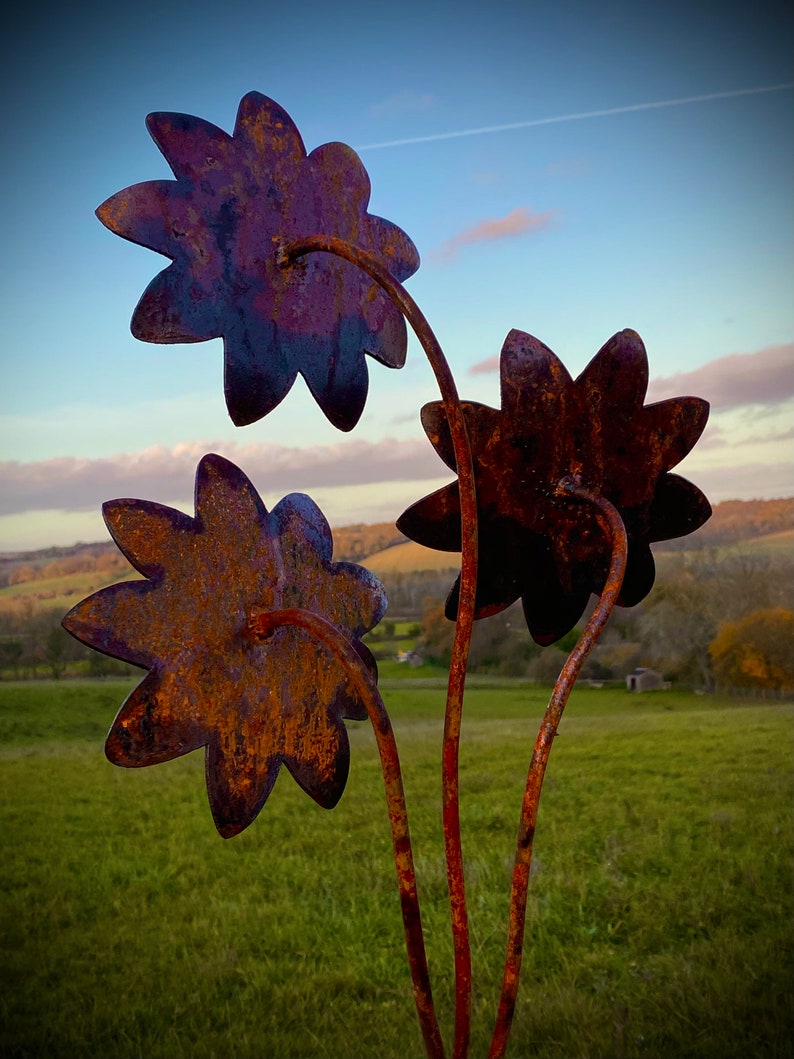 Exterior Rustic Bunch Of Sunflowers Flowers Rusty Metal Garden Stake Yard Art Centre Piece Flower Bed Sculpture Idea Gift image 4