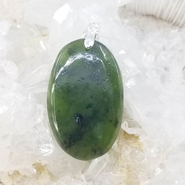 Pendentif en Jade Néphrite, Pierre Naturelle Semi précieuse, bijoux, collier, lithothérapie, 28,5 carats