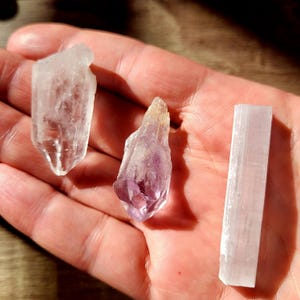 Juego de cristales para un sueño reparador: amatista, selenita y punta de cuarzo transparente para un sueño reparador y relajación.