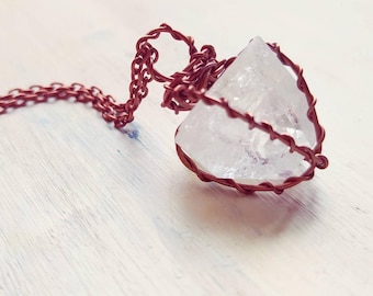 Collar con colgante de cristal de apofilita: piedra curativa envuelta en cobre