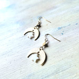 Star Moon earrings, small seashell Star gold white brass earrings, dangle drop chain and star earrings, lightweight star earrings