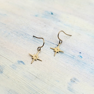 Boucles d&#39;oreilles étoiles en laiton Dainty : bijoux hypoallergéniques minimalistes