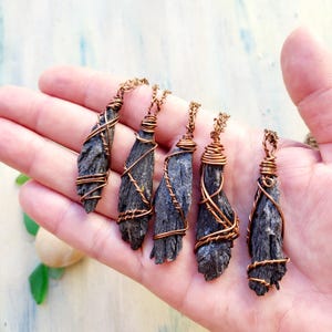 Schwarzer Kyanit Anhänger - Hexenbesen - Handgefertigte Wire Wrapped Halskette aus oxidiertem Kupfer - Boho Kristall Schmuck - Kostenlose Geschenkverpackung