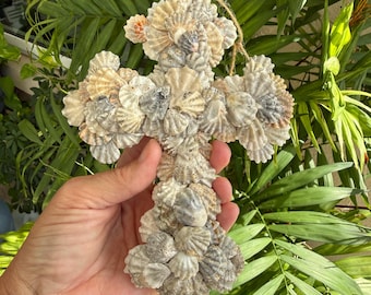 Cruz de concha con forma de pata de gatito en tonos grises, 7 pulgadas