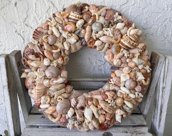 Corona de conchas marinas hecha a mano: conchas de la Costa del Golfo, decoración de playa (34 cm)