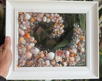 Marco de resina con forma de concha marina: decoración costera en rosa, naranja y morado (33 x 28 cm)