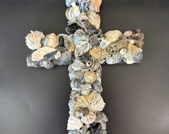 Cruz de concha: tonos de gris, 9 pulgadas