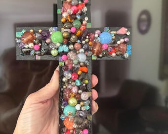 Cruz de mosaico colorida de 9" x 6.5"
