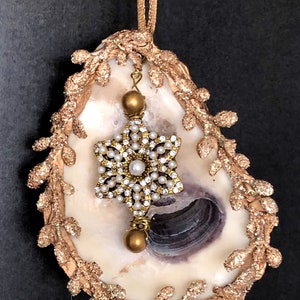 Gold OYSTER SHELL with pearl & rhinestone medallion