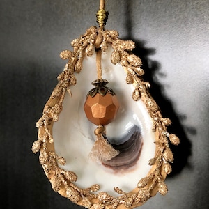 Gold OYSTER SHELL with vintage feel