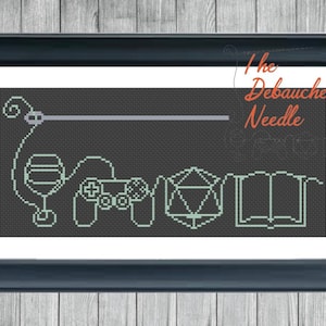 Puede incluir: Un patrón de punto de cruz en blanco y negro con un tema de juego. El patrón incluye una copa de vino, un mando de videojuego, un dado y un libro. El texto "The Debaucherous Needle" está en la esquina superior derecha.