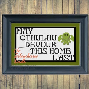 Peut inclure: Un motif de point de croix encadré avec un fond vert et du texte blanc qui dit "May Cthulhu Devour This Home Last". Une image pixelisée verte d'un monstre de Cthulhu est à droite du texte. Le texte "The Debaucherous Needle" est dans le coin inférieur gauche.