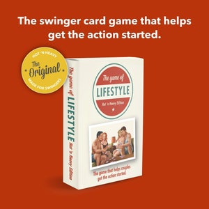 Op de afbeelding: Een doos met kaartspel met een witte achtergrond en rode en groene accenten. De doos heeft de tekst "The game of LIFESTYLE Hot 'n Heavy Edition" en een afbeelding van een stel dat kaarten speelt. De tekst "The game that helps couples get the action started." staat ook op de doos.