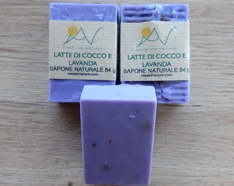 Sapone naturale biologico fatto a mano con latte di cocco e lavanda, nutriente e idratante per viso e corpo