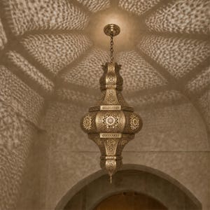Luminária pendente marroquina grande em latão, feita à mão, com detalhes vazados no teto.