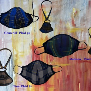 Op de afbeelding: Vijf gezichtsmaskers met geruite patronen en zwarte afwerking. De maskers hangen aan zwarte banden. De maskers zijn gelabeld met "Churchill - Plaid 92", "Madison - Plaid 83" en "Pius - Plaid 87".