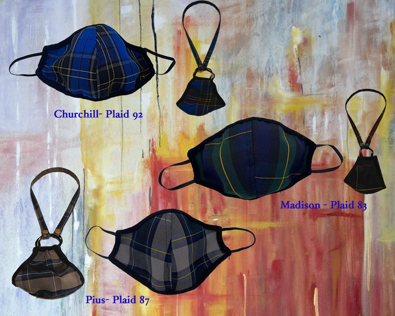 Op de afbeelding: Vijf gezichtsmaskers met geruite patronen en zwarte afwerking. De maskers hangen aan zwarte banden. De maskers zijn gelabeld met "Churchill - Plaid 92", "Madison - Plaid 83" en "Pius - Plaid 87".