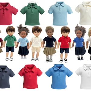 以下が含まれることがあります： 赤、緑、水色、白など様々な色のポロシャツを集めた、人形用の服のコレクション。画像には、スカートやショートパンツとポロシャツを着た人形も写っています。人形はさまざまな肌の色と髪型をしています。