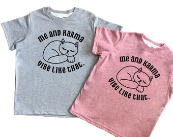 Camiseta infantil "Karma is a Cat", camiseta para bebé "Me and Karma Vibe Like That" para niños pequeños, niño o niña.