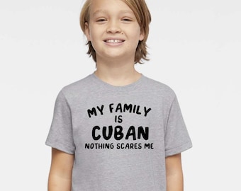 Camiseta de manga corta con cuello redondo "Mi familia es cubana. Nada me asusta". Camiseta para niño "Mi familia es cubana". Fabricada en EE. UU.