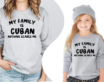 Mi familia es cubana Nada me asusta sudadera con cuello redondo, Mi familia es suéter polar cubano para niños o adultos, hecho en EE. UU.