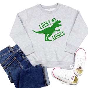 Lucky Saures St. Patrick’s Day Dinosaur Crewneck Sweatshirt, Boys Dinosaur T-Rex Toddler Fleece Pullover Sweater for toddlers, kids, adults