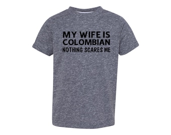 Mi esposa es colombiana Nada me asusta Camiseta o sudadera de manga corta con cuello redondo para hombre