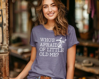 Camiseta feminina Quem tem medo da velhinha, quem tem medo da velhinha? Camiseta com decote em V