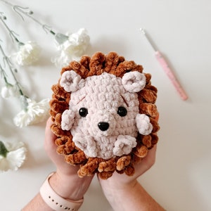 MOTIF AU CROCHET Herbie Hedgehog, modèle au crochet Amigurumi, PDF, anglais et espagnol