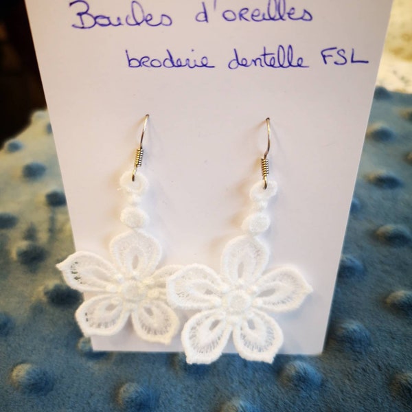 Boucles d oreilles en dentelle entièrement brodées