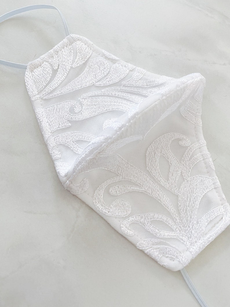 Svartvitguld spets ansiktsmask - Återanvändbar, tvättbar, moderiktig kontur, vit, svartguld spets lyxigt tyg ansiktsmask - Tillverkad i USA White Lace