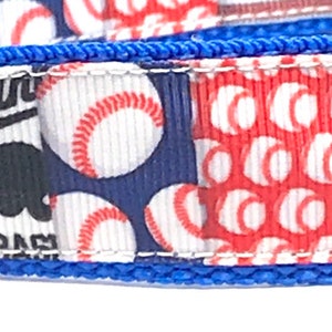 Pu&ograve; includere: Un collare per cani con motivo blu, bianco e rosso con il testo "Amerun" e palline da baseball.