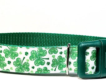 Könnte beinhalten: Ein grünes und weißes Hundehalsband mit Kleeblatt-Muster. Das Halsband hat eine grüne Kunststoffschnalle.