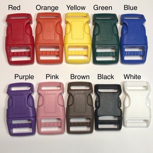 Pu&ograve; includere: Dieci fibbie a sgancio laterale in plastica di vari colori: rosso, arancione, giallo, verde, blu, viola, rosa, marrone, nero e bianco.