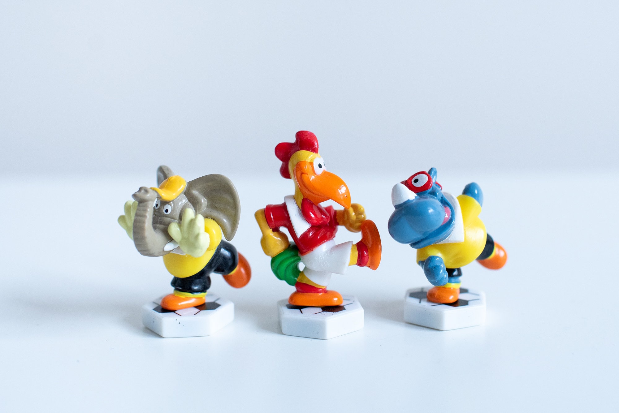 Винтажные футбольные жетоны Ferrero Kinder Surprise с магнитом