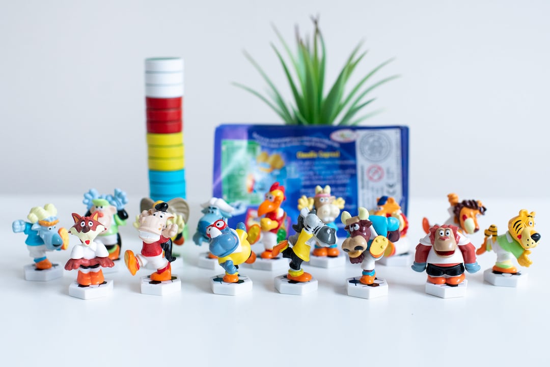 Винтажные футбольные жетоны Ferrero Kinder Surprise с магнитом