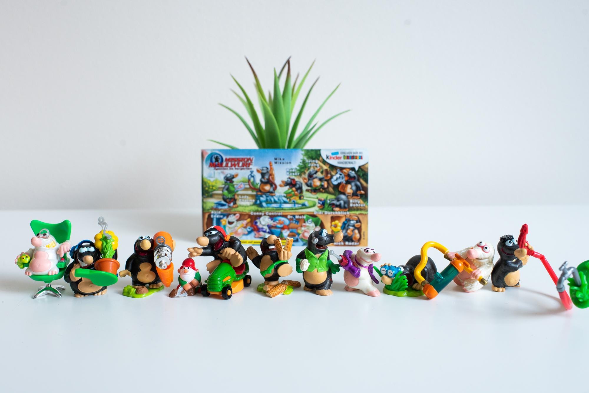 2004 Ferrero Kinder Surprise Vintage Mission Moles Figurines