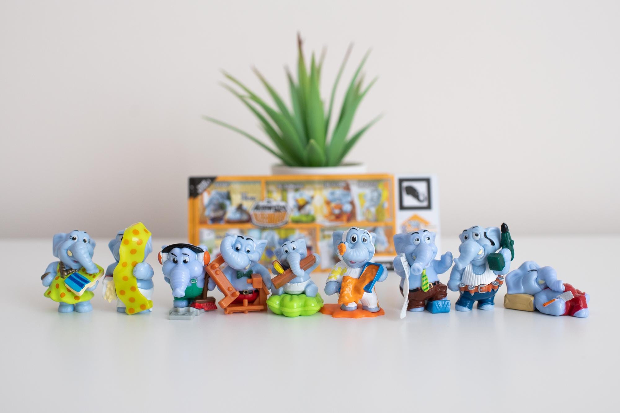 Винтажные фигурки слонов из Kinder Surprise: ностальгический набор