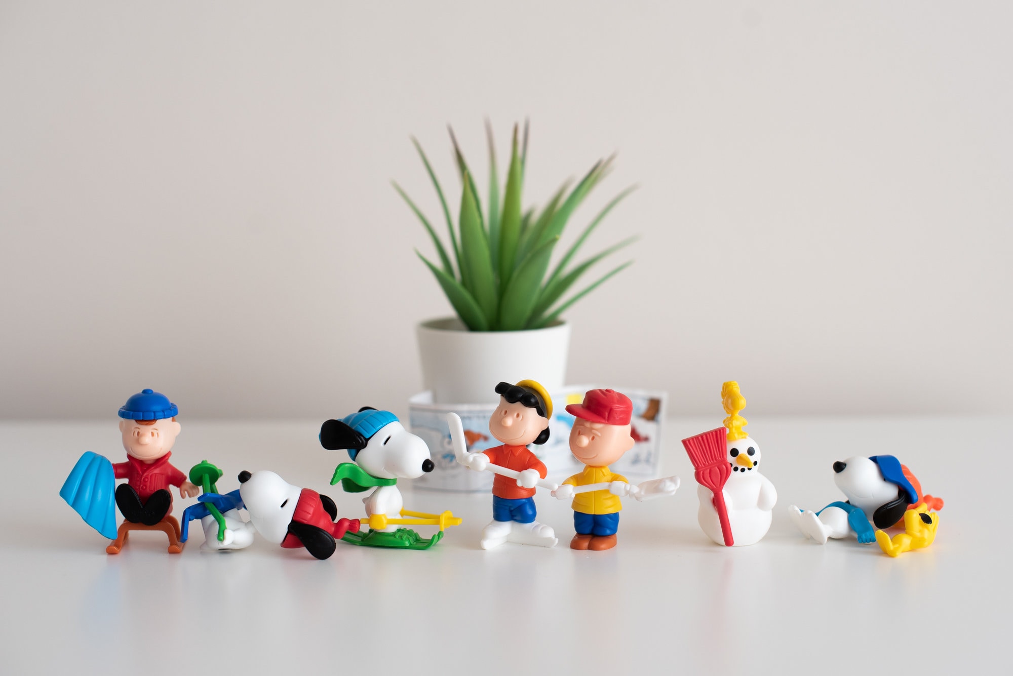 Винтажные фигурки Snoopy Winter Ferrero Kinder Surprise 1999 года